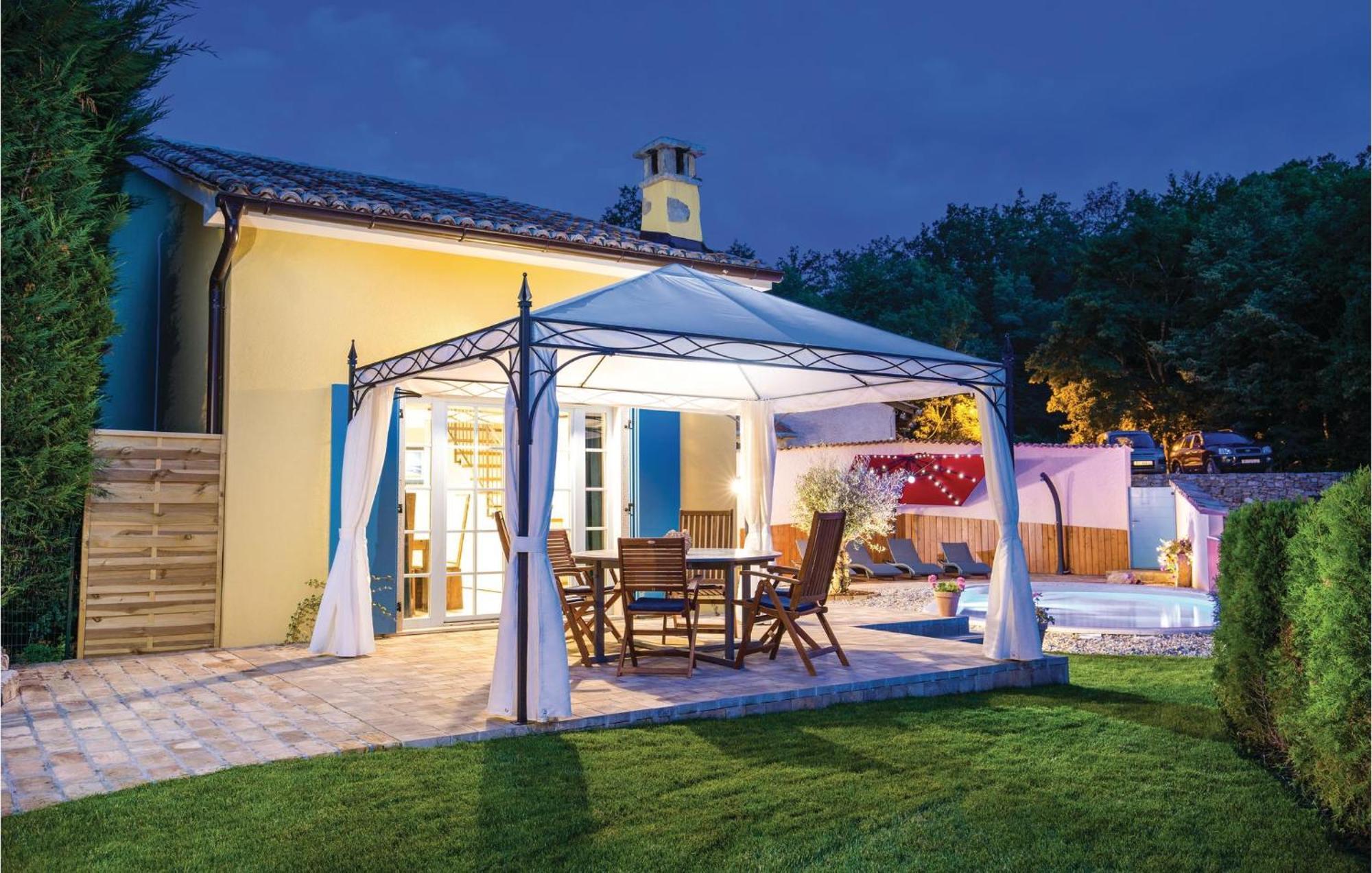 Stunning Home In Jurdani With Wifi Mucici エクステリア 写真
