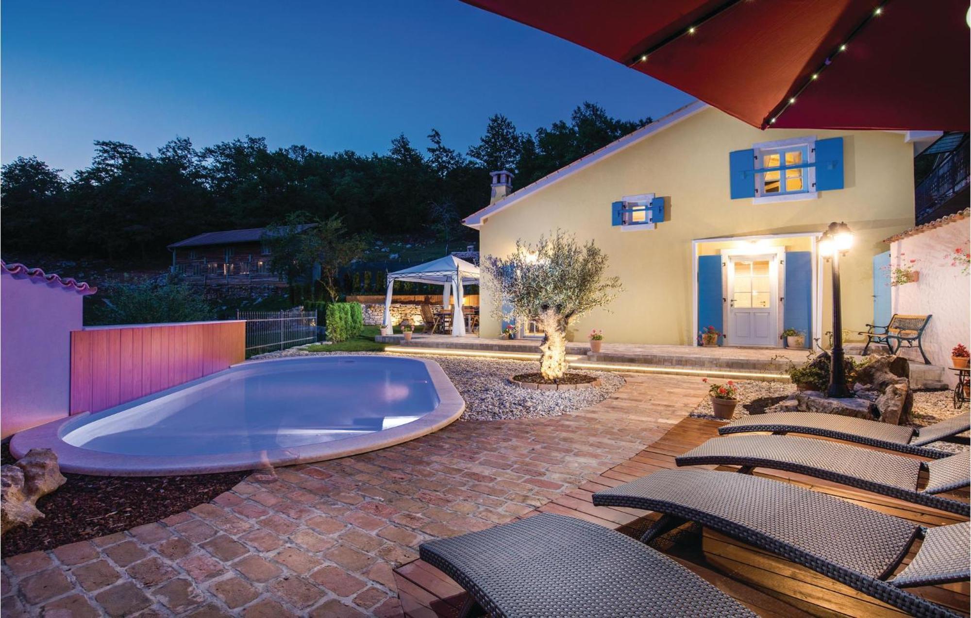 Stunning Home In Jurdani With Wifi Mucici エクステリア 写真
