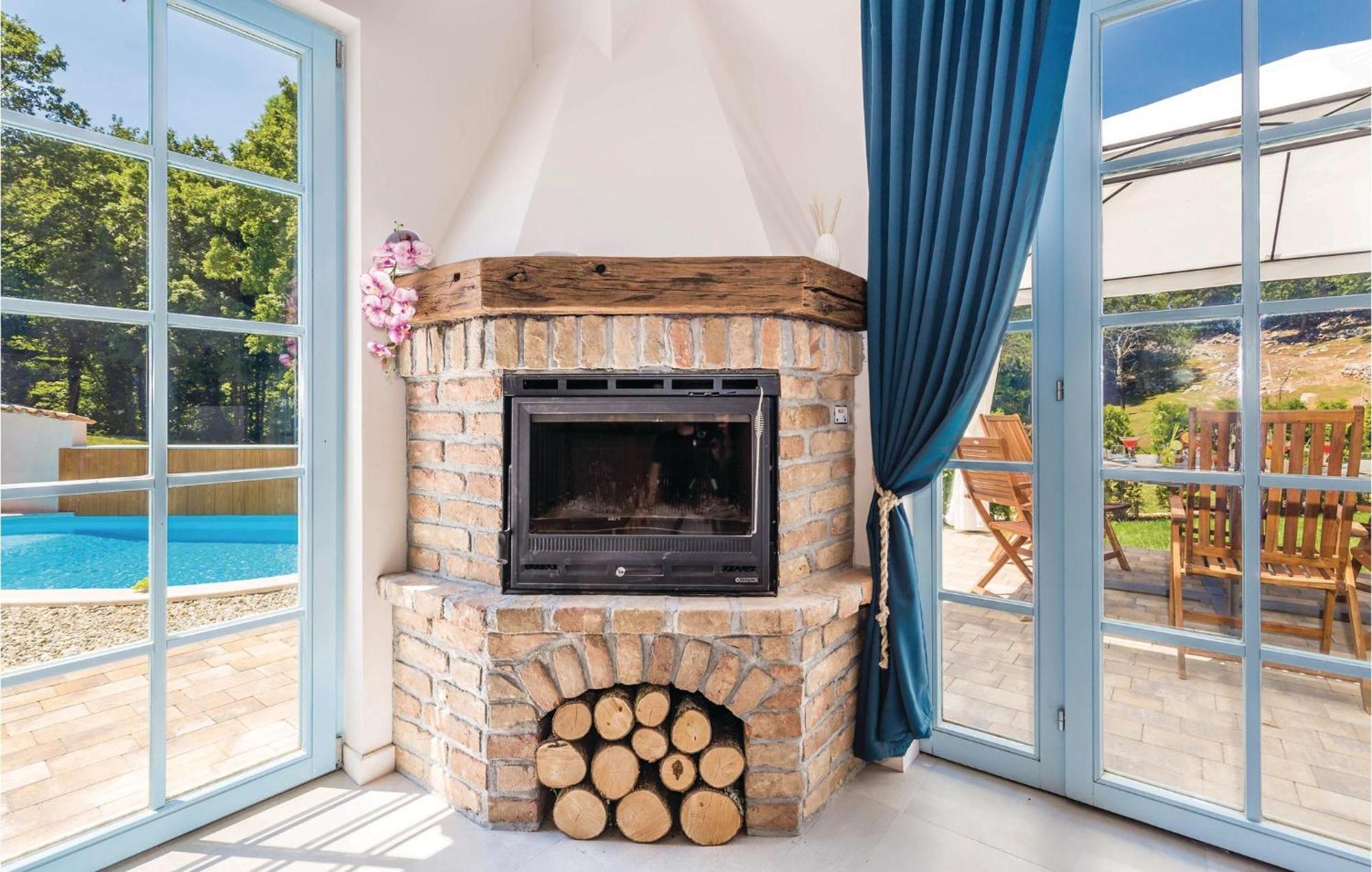Stunning Home In Jurdani With Wifi Mucici エクステリア 写真