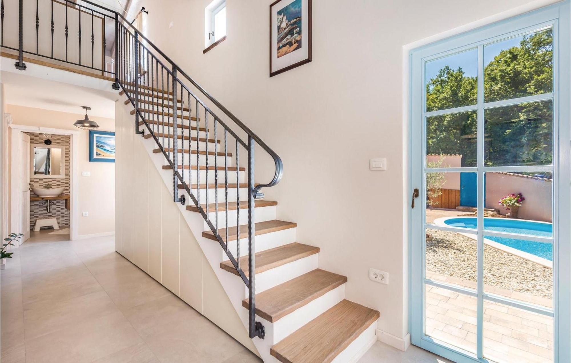 Stunning Home In Jurdani With Wifi Mucici エクステリア 写真