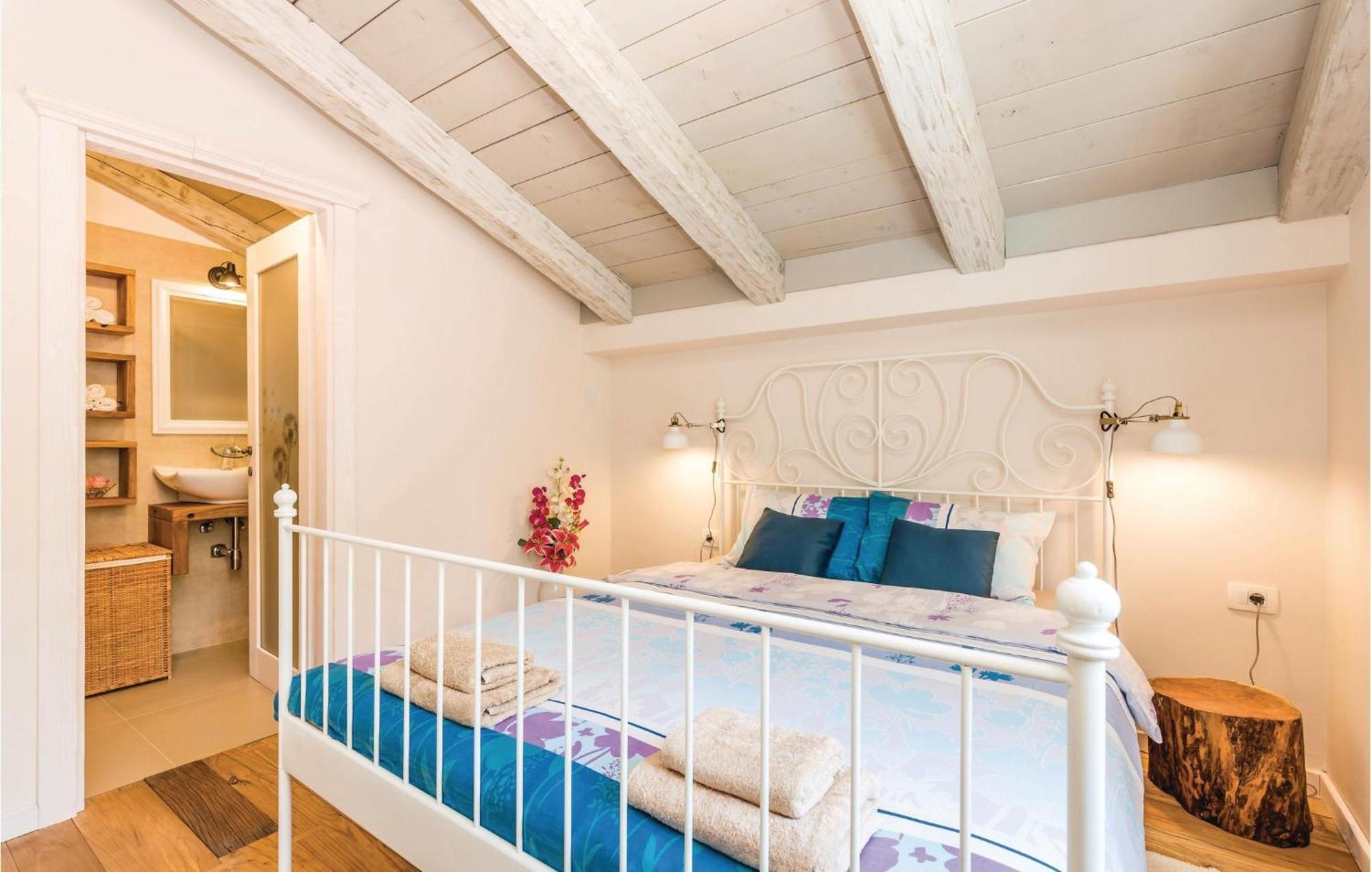Stunning Home In Jurdani With Wifi Mucici エクステリア 写真