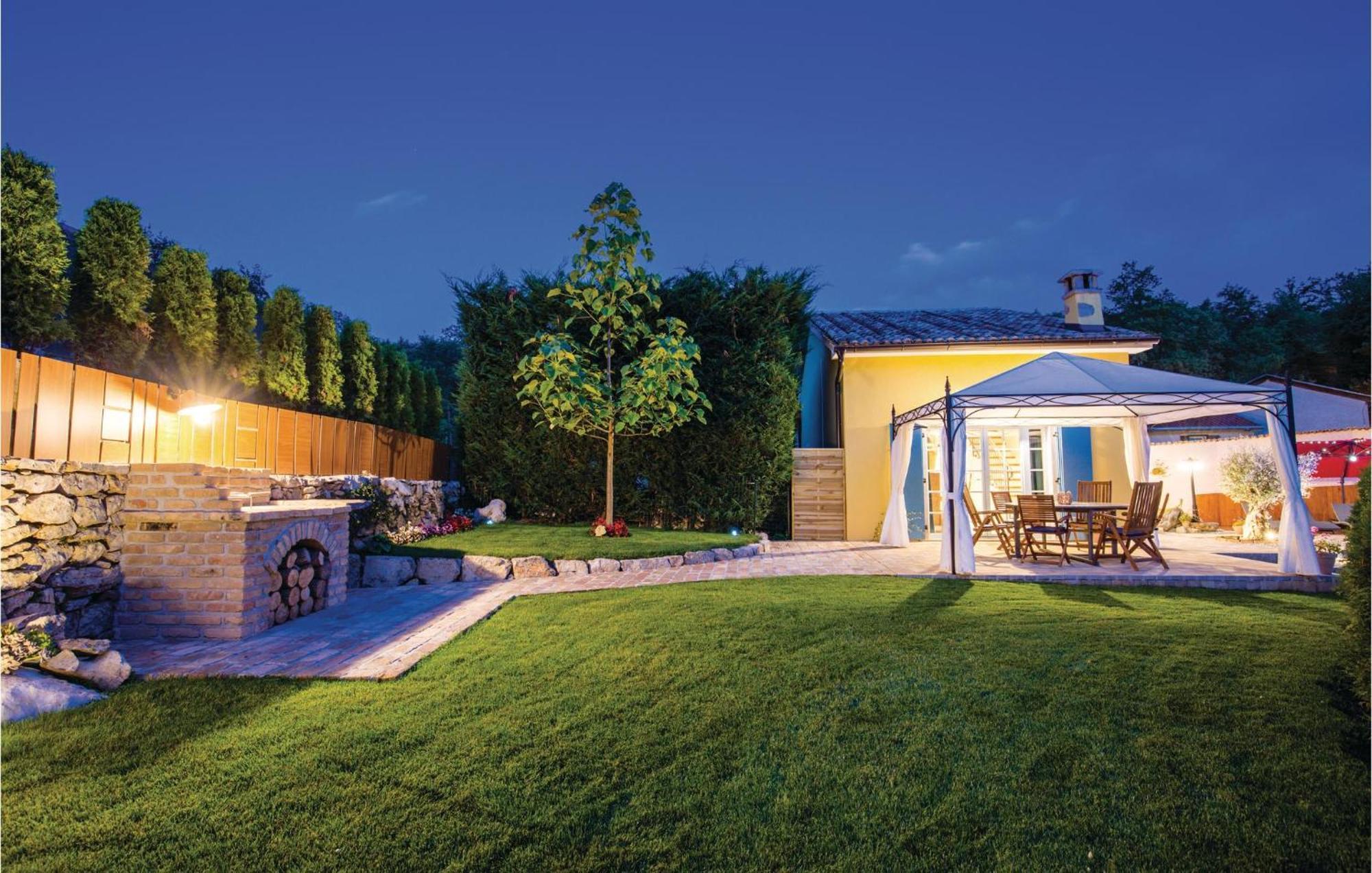 Stunning Home In Jurdani With Wifi Mucici エクステリア 写真